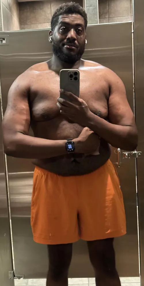 Just a beefy dad flexing after smashing back and biceps. Could definitely use a back massage and maybe more 😈 [36]