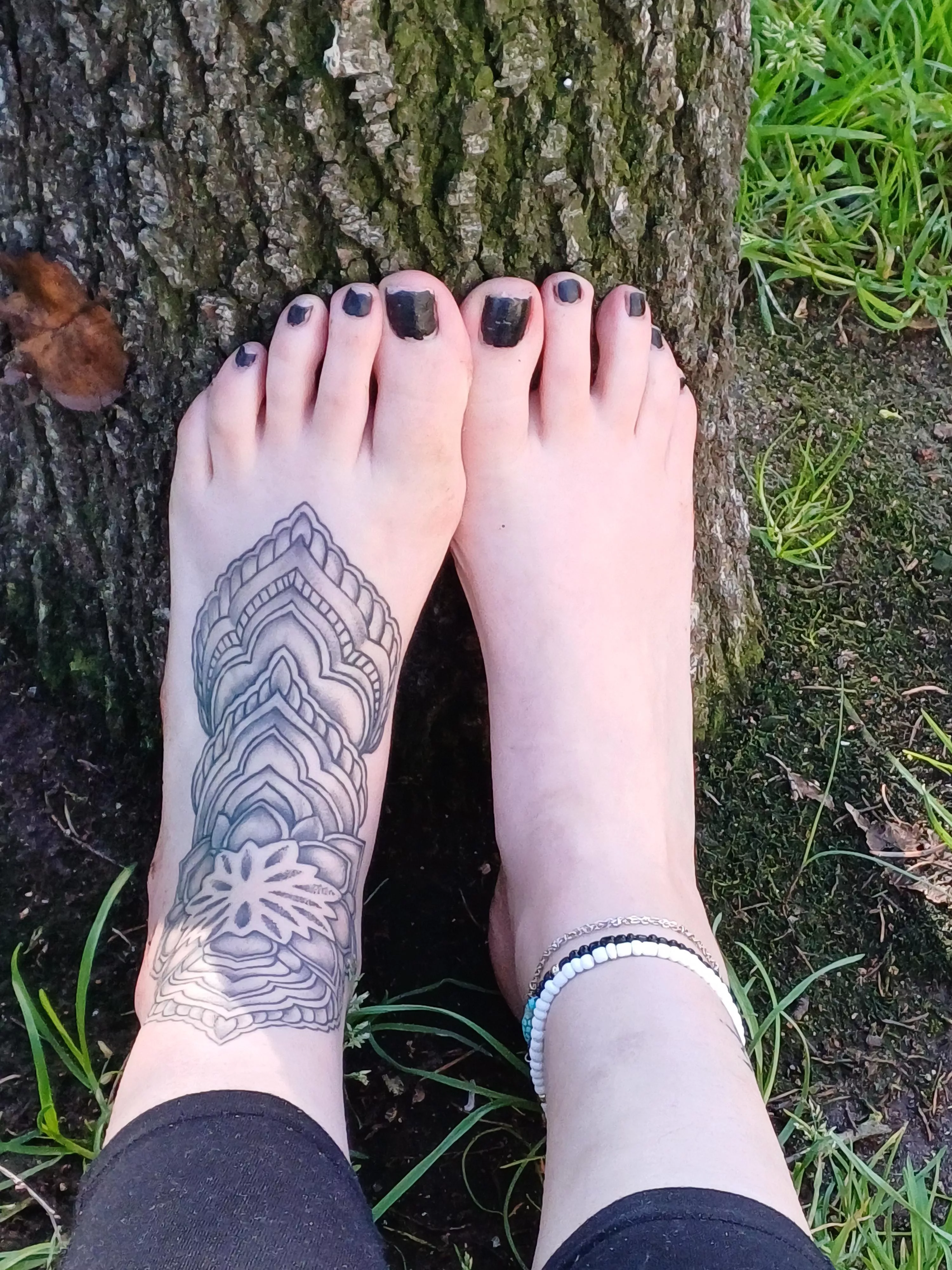 What color best suits my toes? 🖤💙💚❤🤍