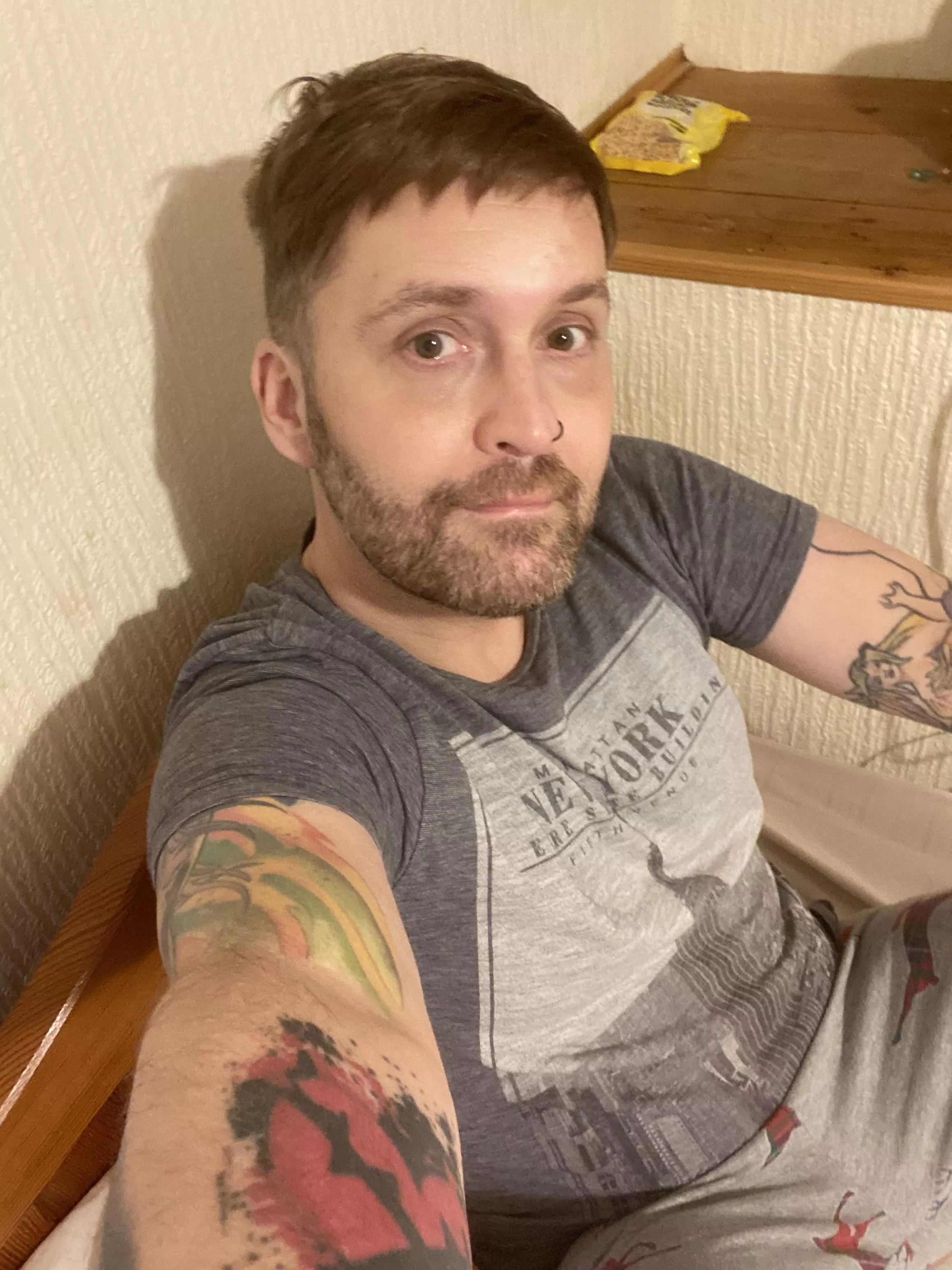 10pm and this gaymer is heading to bed to watch trash TV and eat noodles 🍜 😃 I hope everyone’s day/night is going well ❤️ 