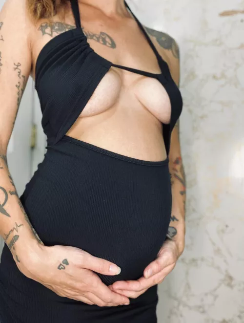 How does my pregnant belly look in this dress? 