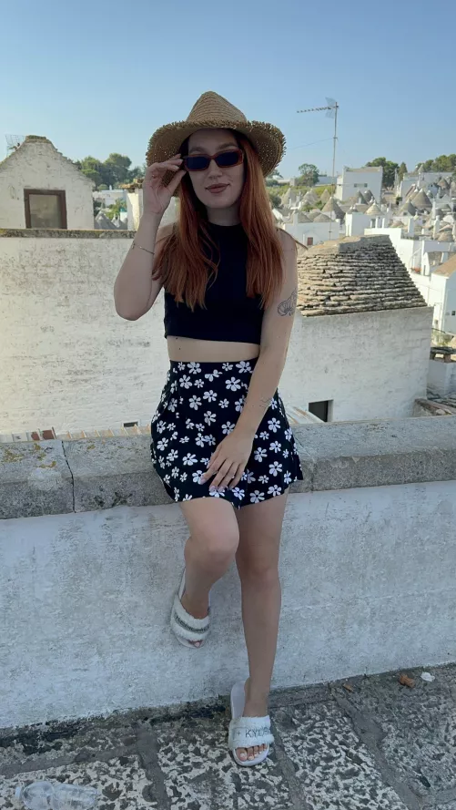 I look good in big hats