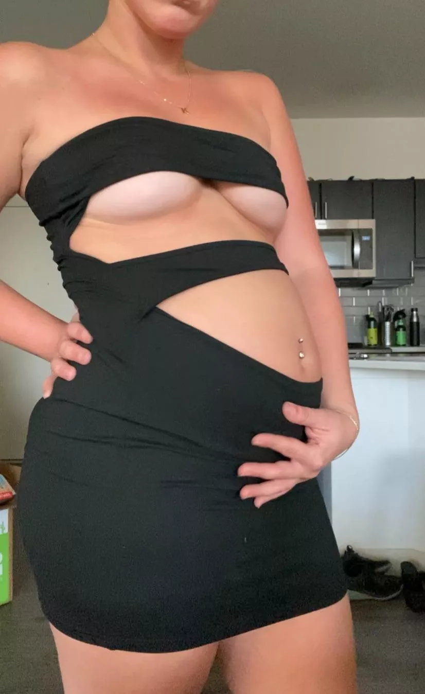 My big pregnant belly ready for some fun 🥰 