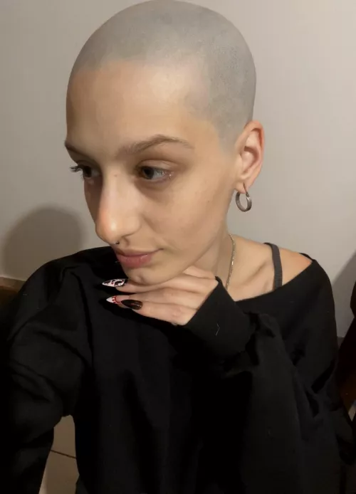 anyone a fetish for bald head girls? 