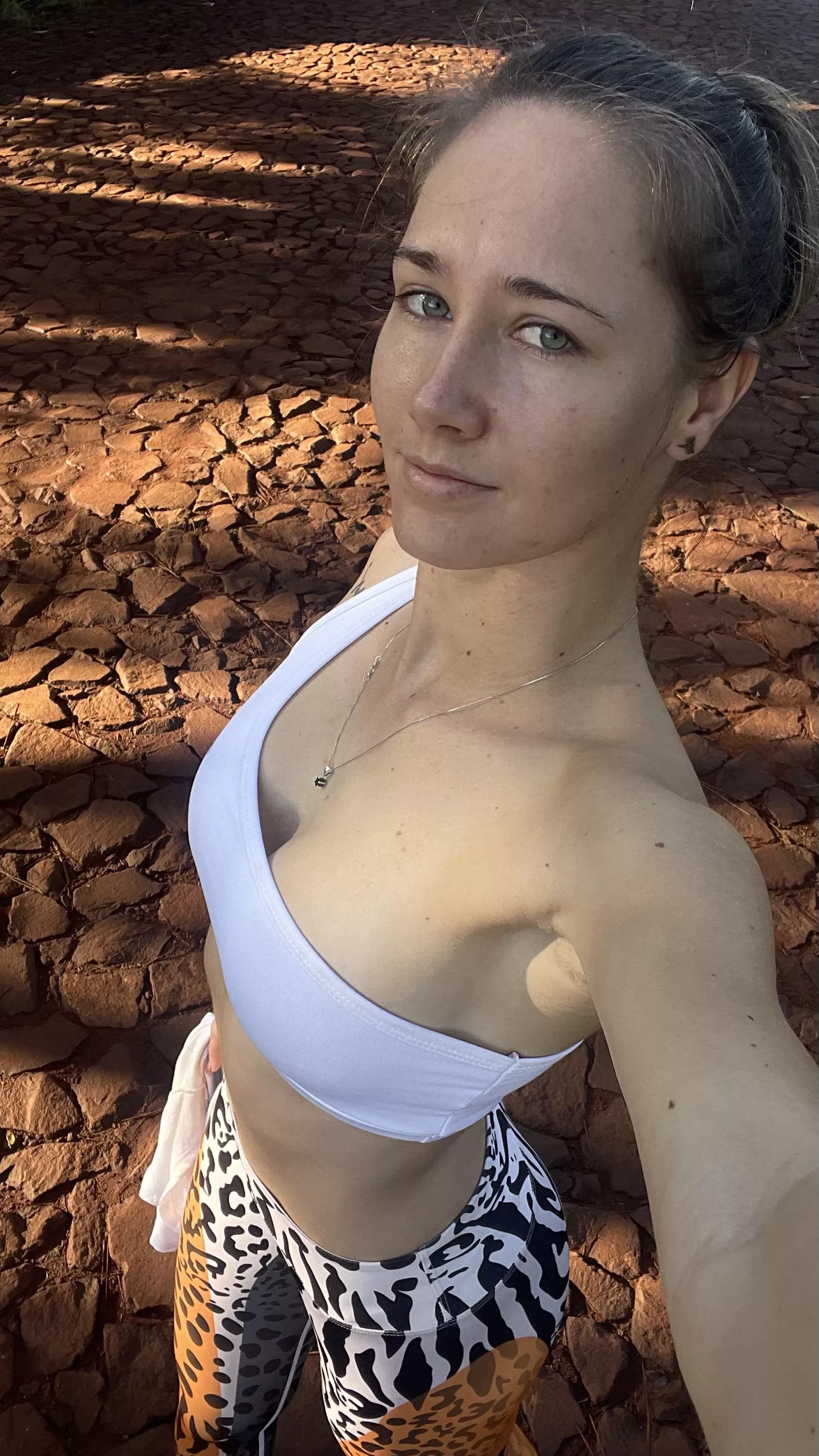 I feel like this white top is just perfect for me