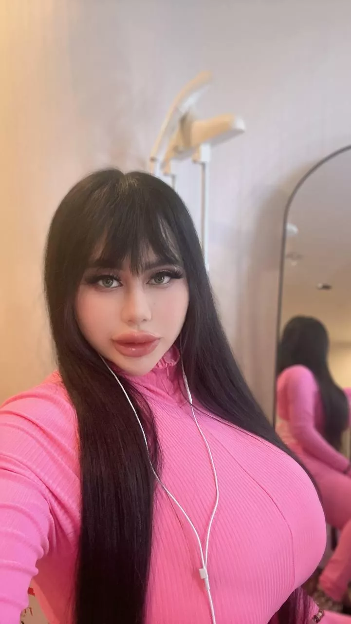 Simple busty selfie to start 