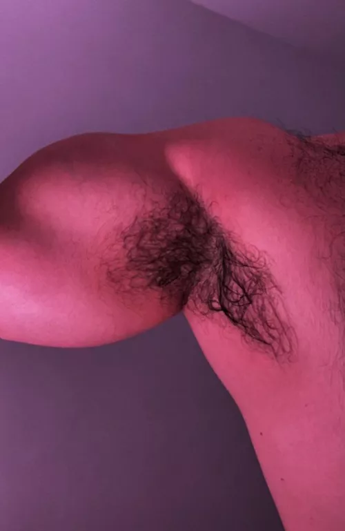 Sweaty pit and bicep 