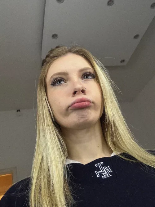 18F ducked face bored. need some love and hot conversation