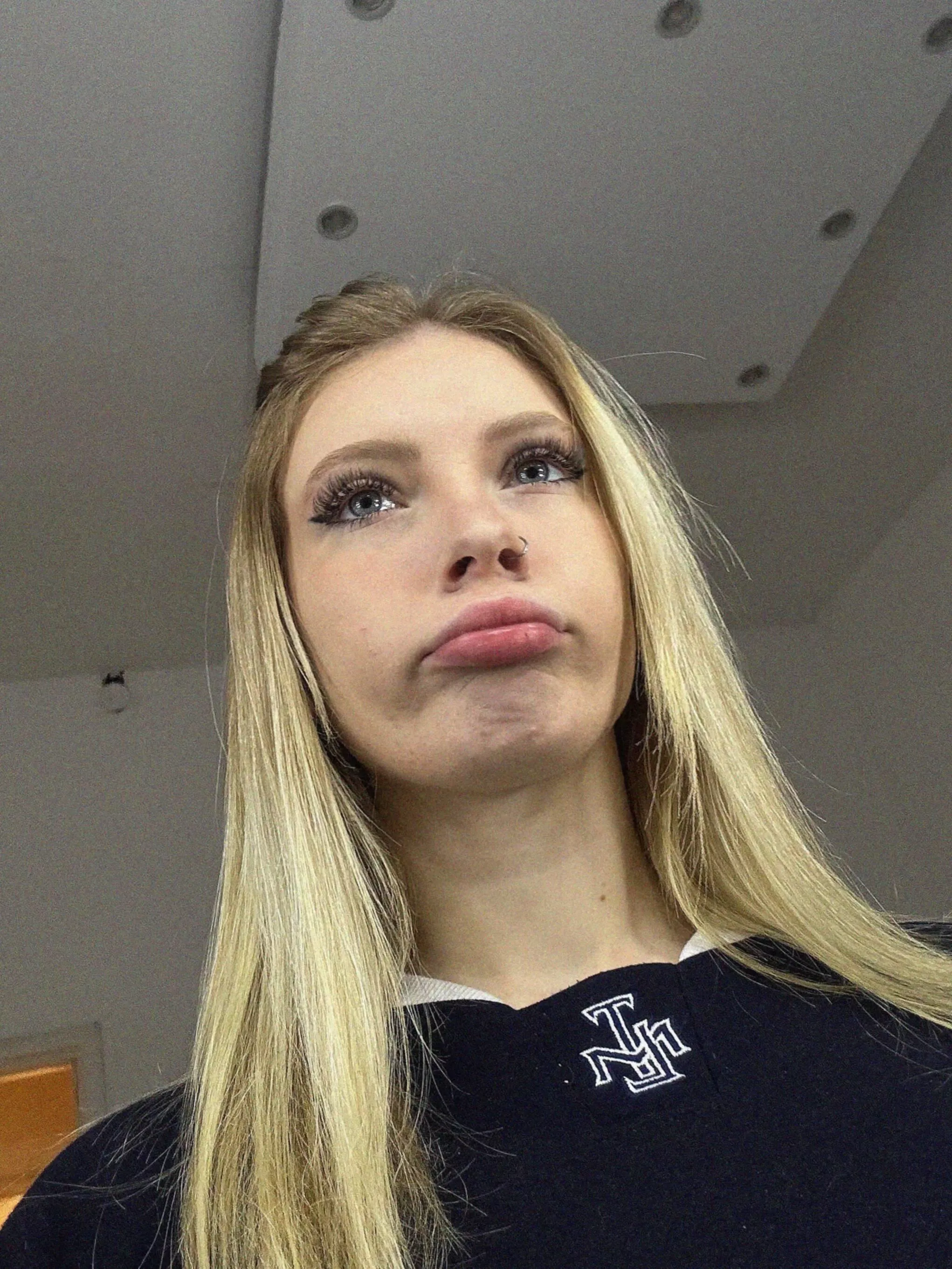 18F ducked face bored. need some love and hot conversation