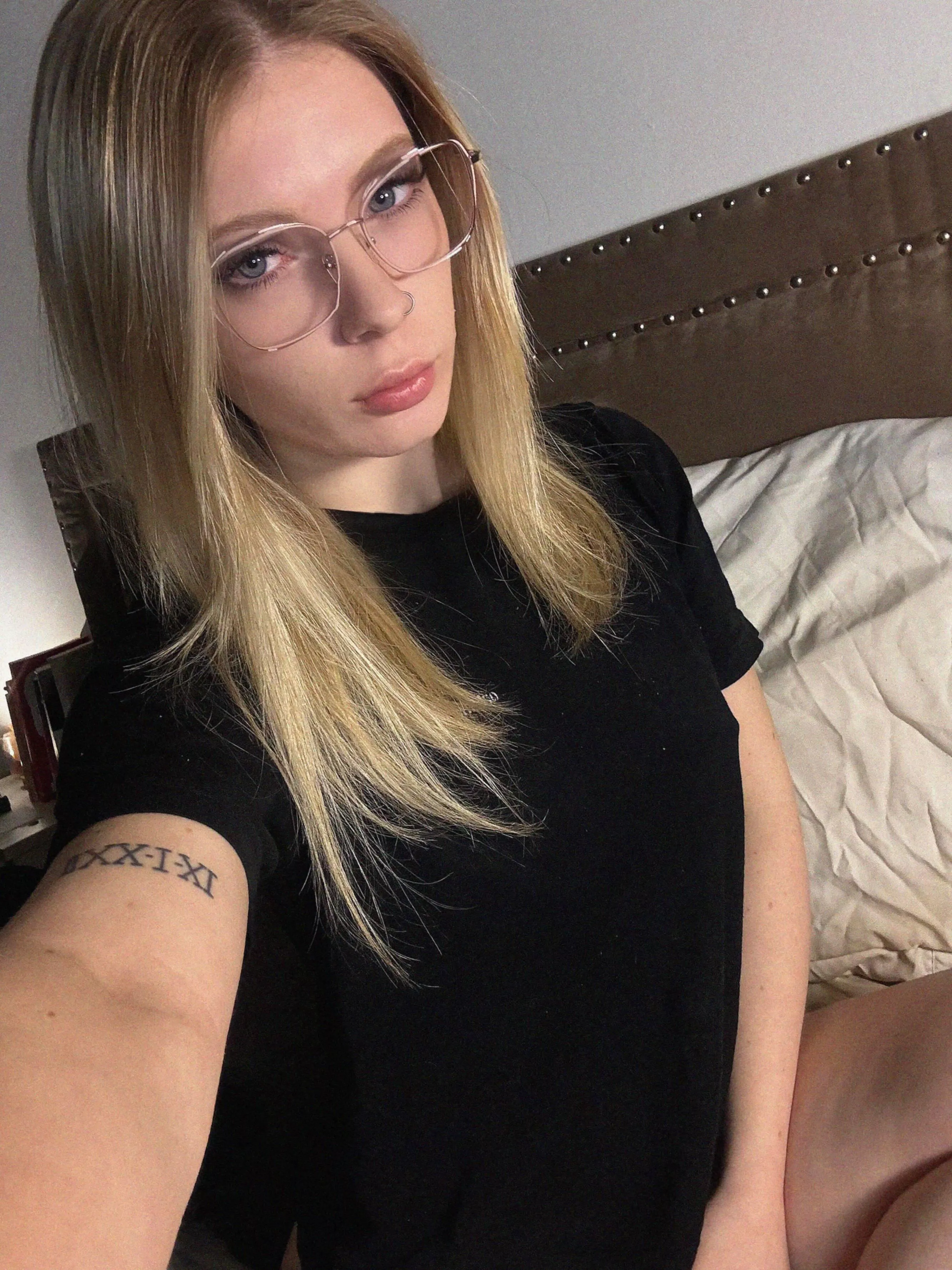 18F they say love is blind but mine is blurred lol. bored let's chat