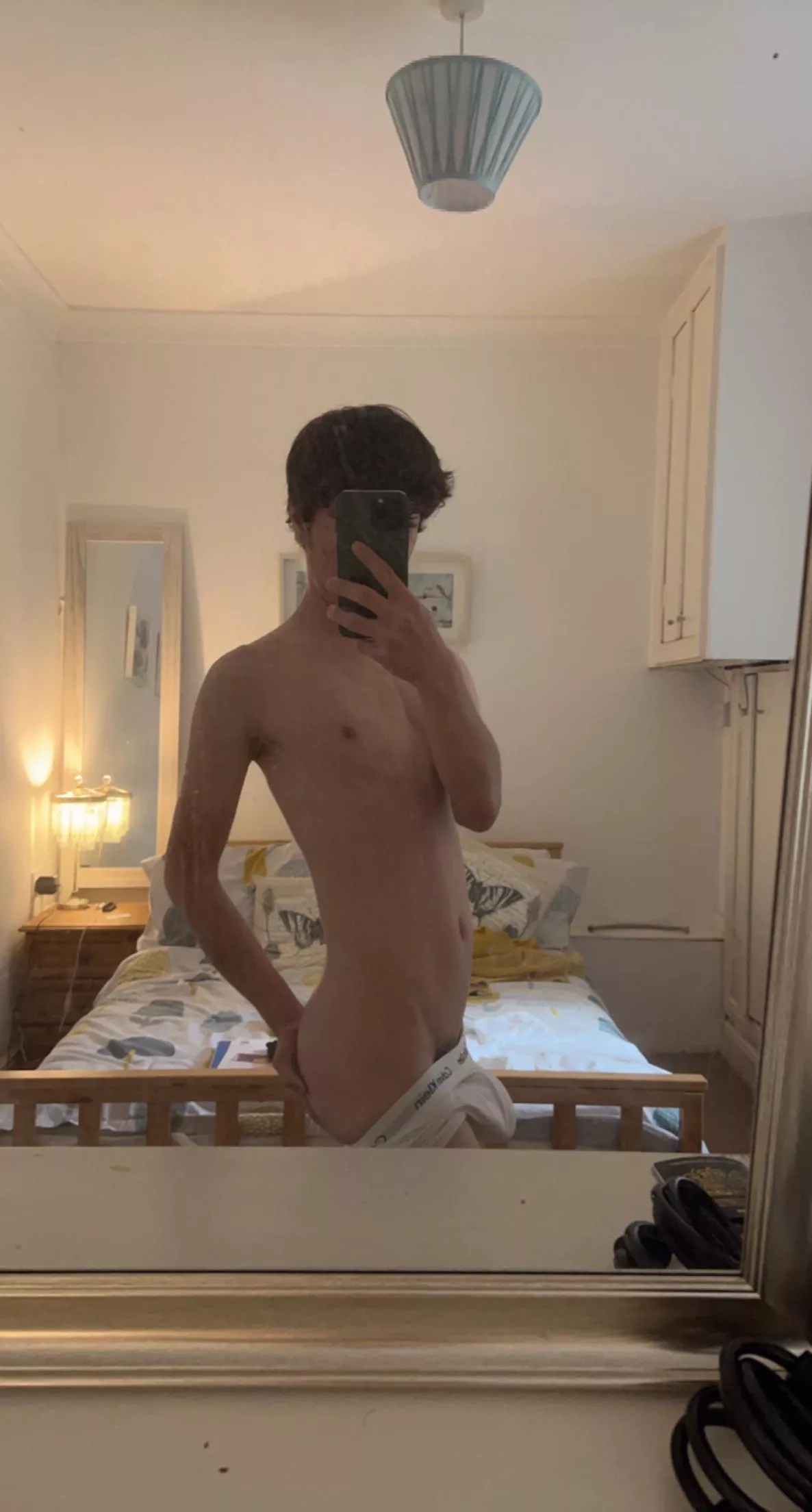 20 Anyone wanna let a twink play with them 🍑