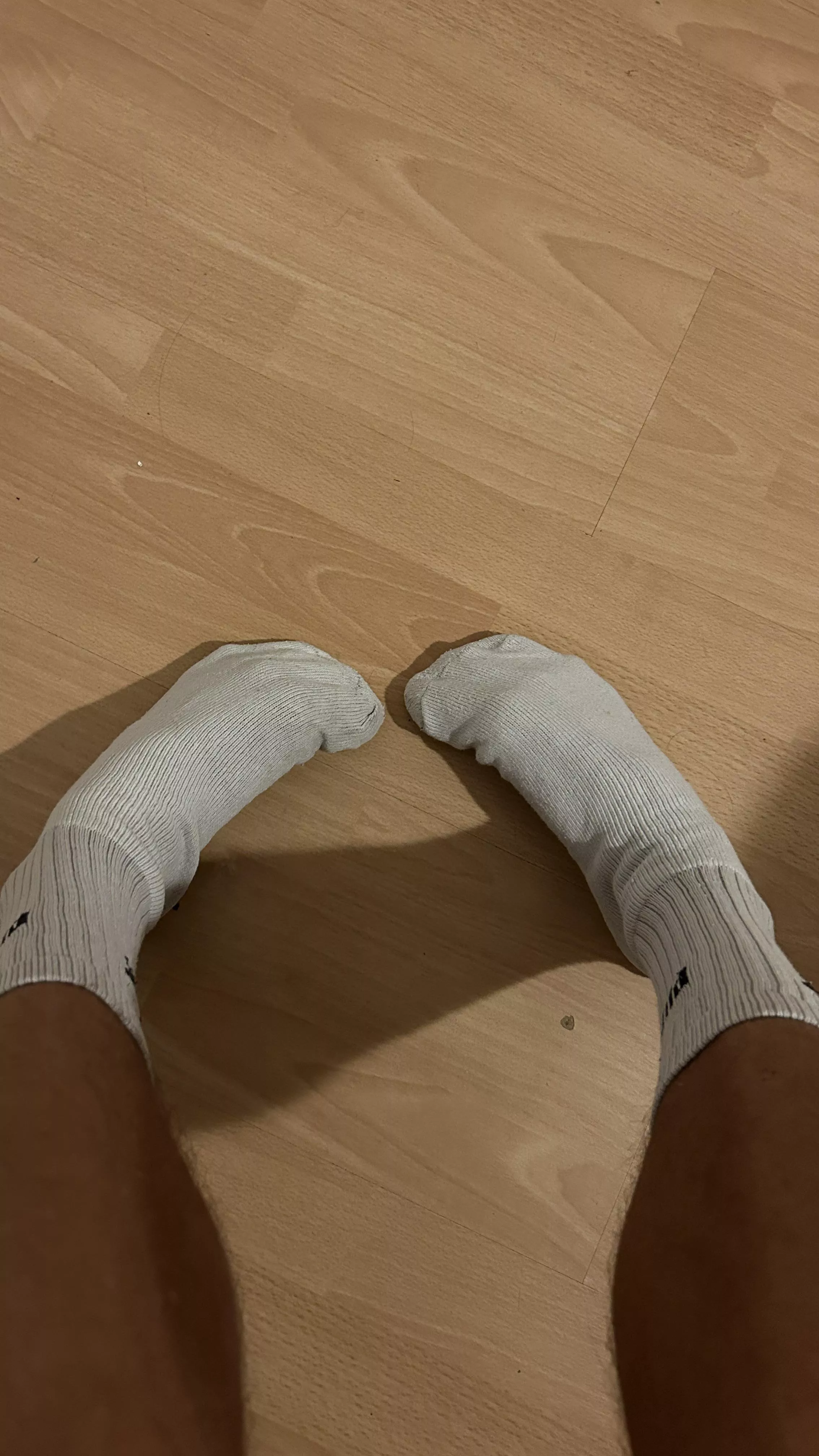 [20]Sniff or lick them?