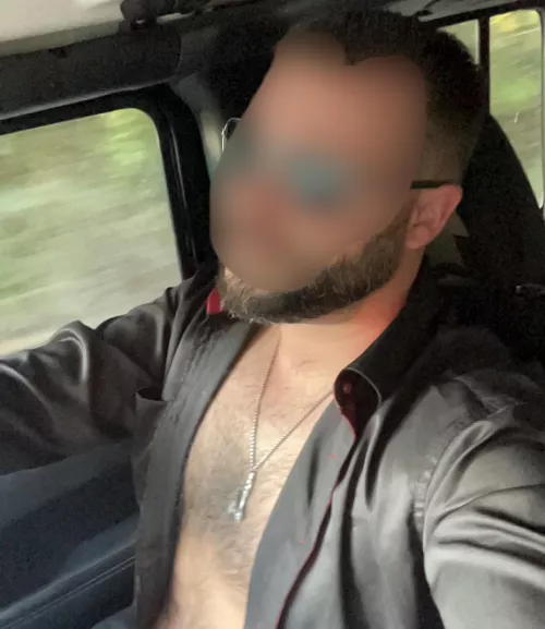 34 M bored out of my mind at work and looking for a pick me up from the ladies.