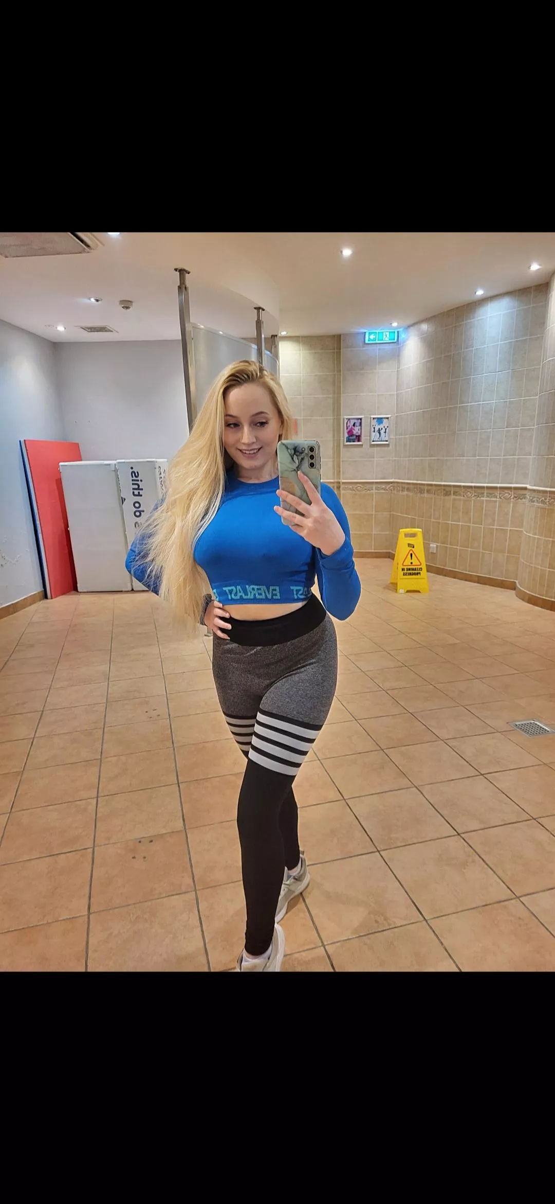 4'9 blonde in gym clothing 
