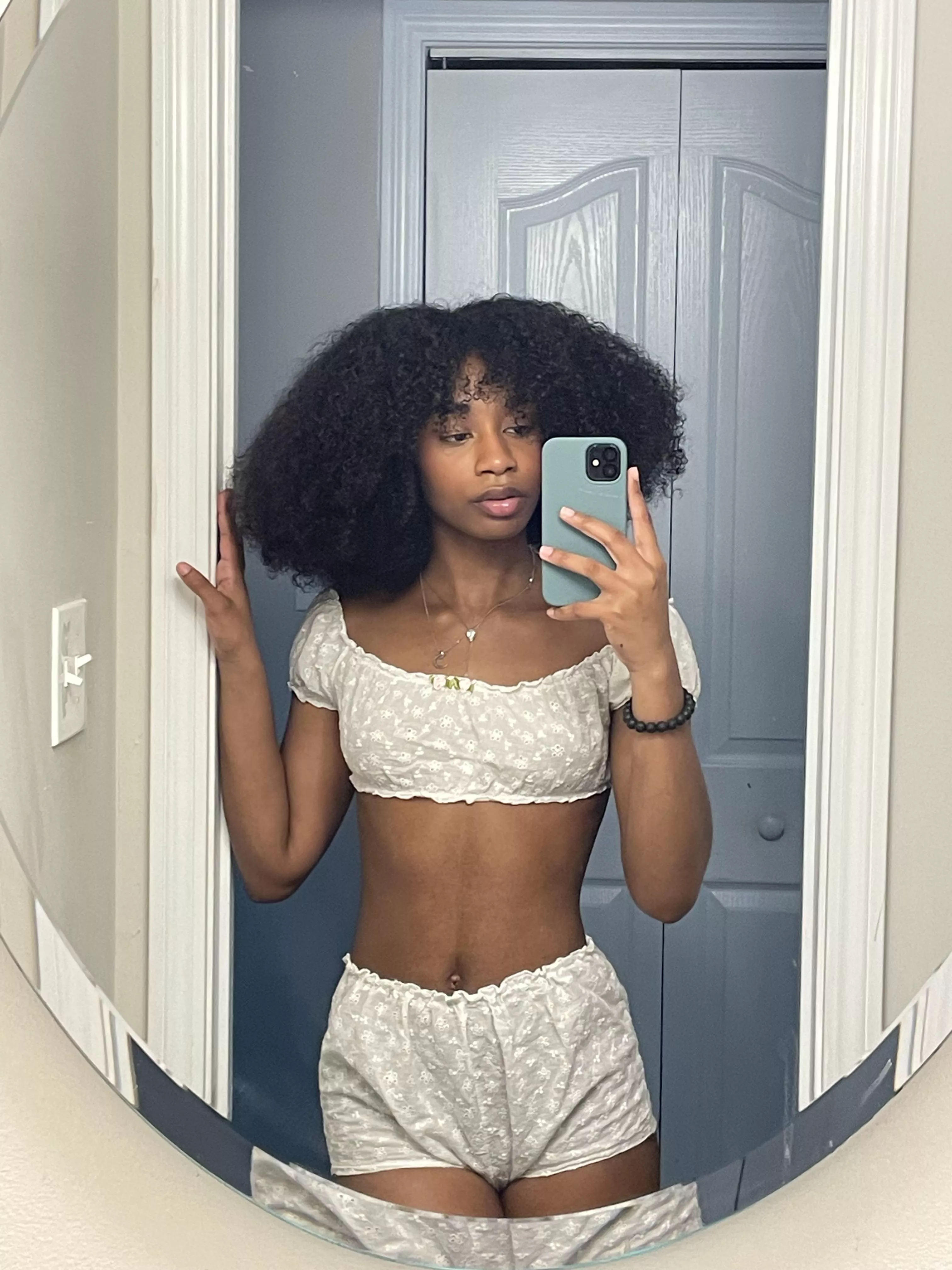 As an ebony domme my job is to bring every useless weak loser to his knees, are you ready beta?