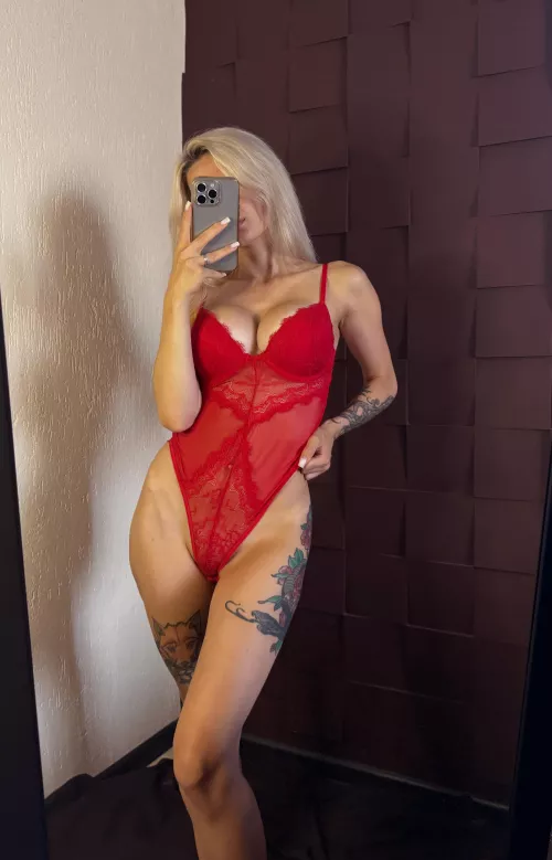 As the queen of blondes, I revel in the power of seduction, making sure that every selfie with my body in lingerie will leave you breathless and wanting more