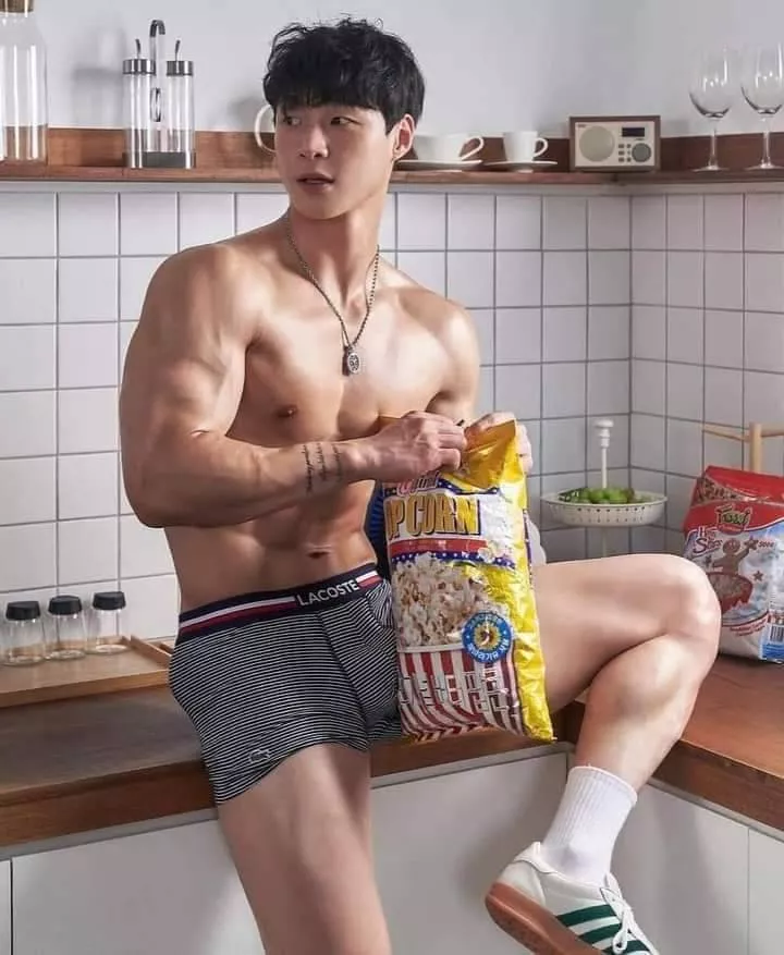 [ATM4A] I was a film major, and for my final I needed to make an action movie... unfortunately none of my friends had the right physique so I bought a pill... My body changed but now my head feels all weird... Worst of all? The popular group are asking m