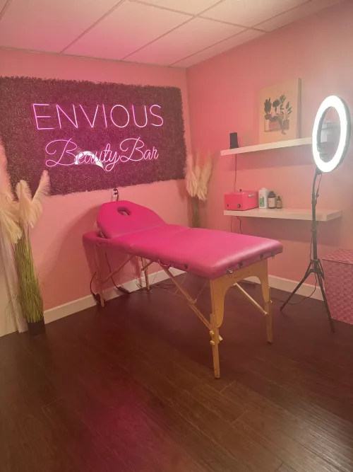 Check out my waxing room I can’t wait to capture some good, naughty footage🙃