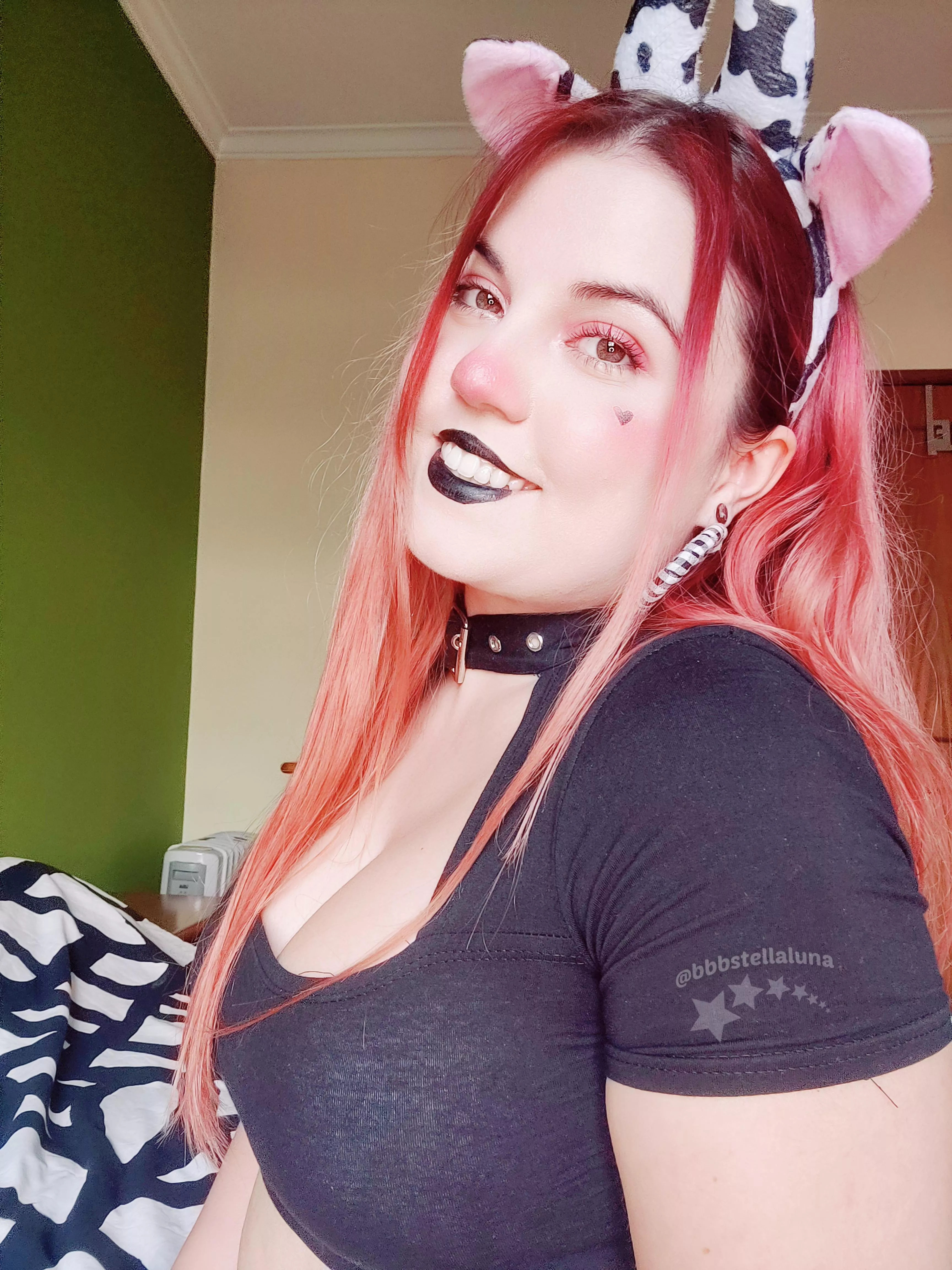 Cleavage from the side is also nice