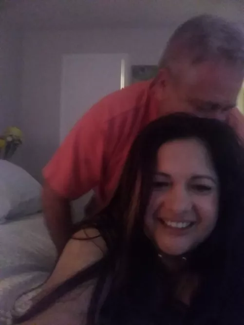 Couple looking for party 