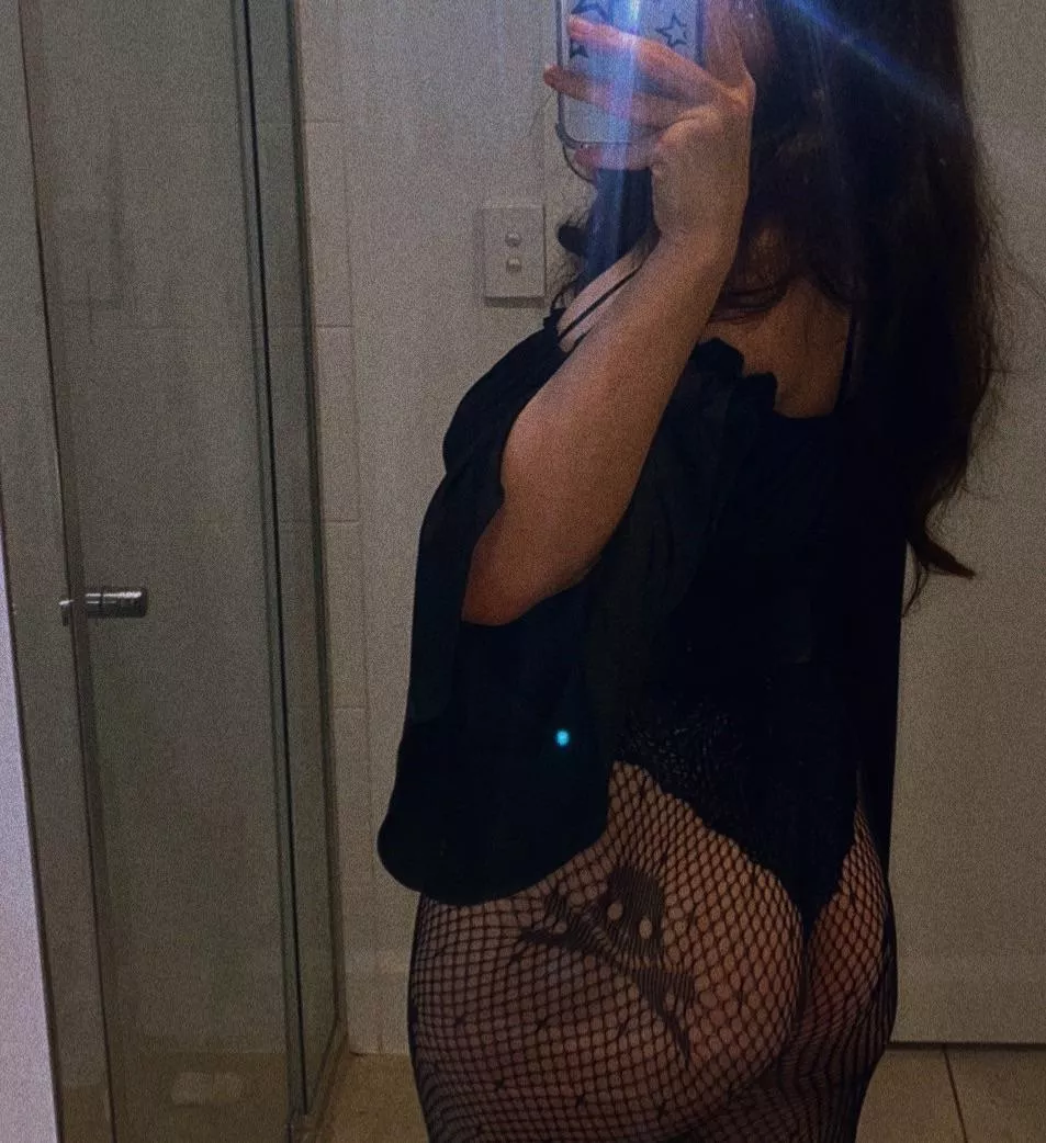 Do you like girls that wear fishnets? {18F}{OC}
