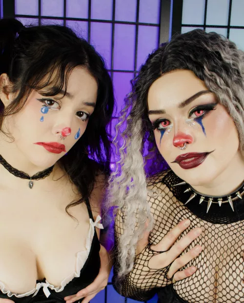 Do you like how our lipsticks look? My roommate @NOMADTVS and I.