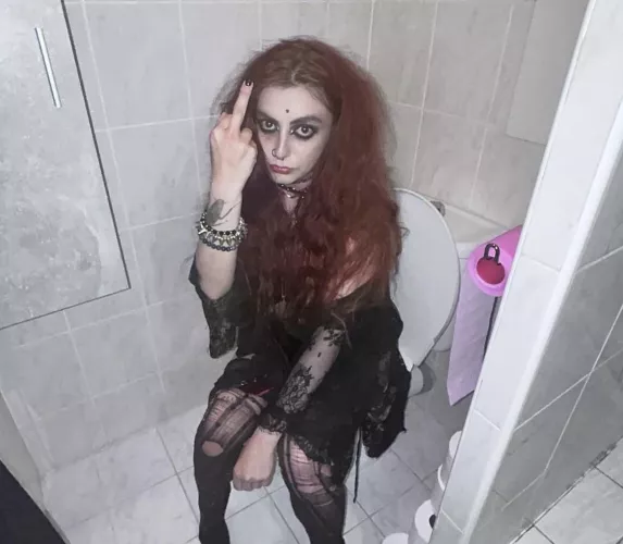 finally a reddit group 4 meh (a girl who loves to take pics/vids on the toilet doing business)