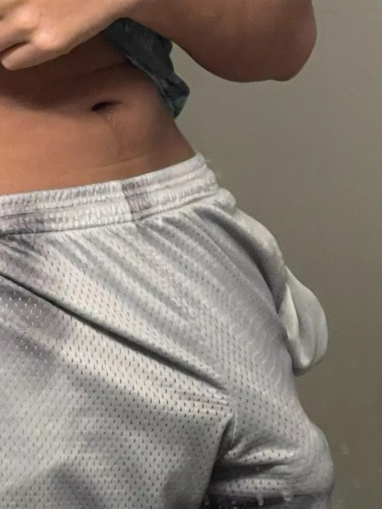 Fit Latino looking to dm a horny woman