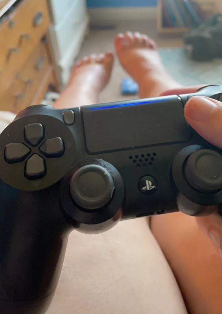 Gaming rn, need a sub to help keep it entertaining tho 🤔