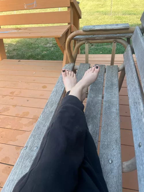 Goddess feet need worship 