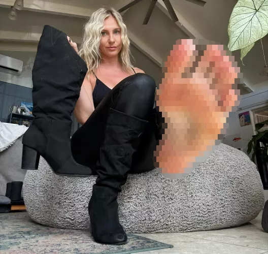 Guess who didn't wear any socks today...! 