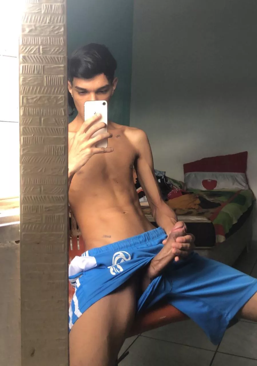 hey there! looking for twinks/sissy friends here😊