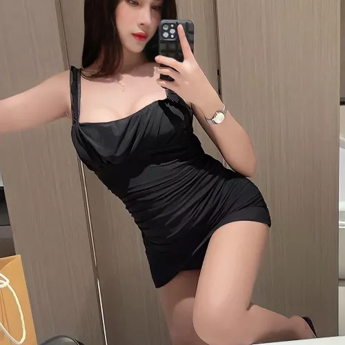 I bet you can't take your eyes off that gorgeous girlcock🤤