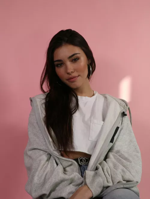 I love her and her  hoop earrings so much❤️