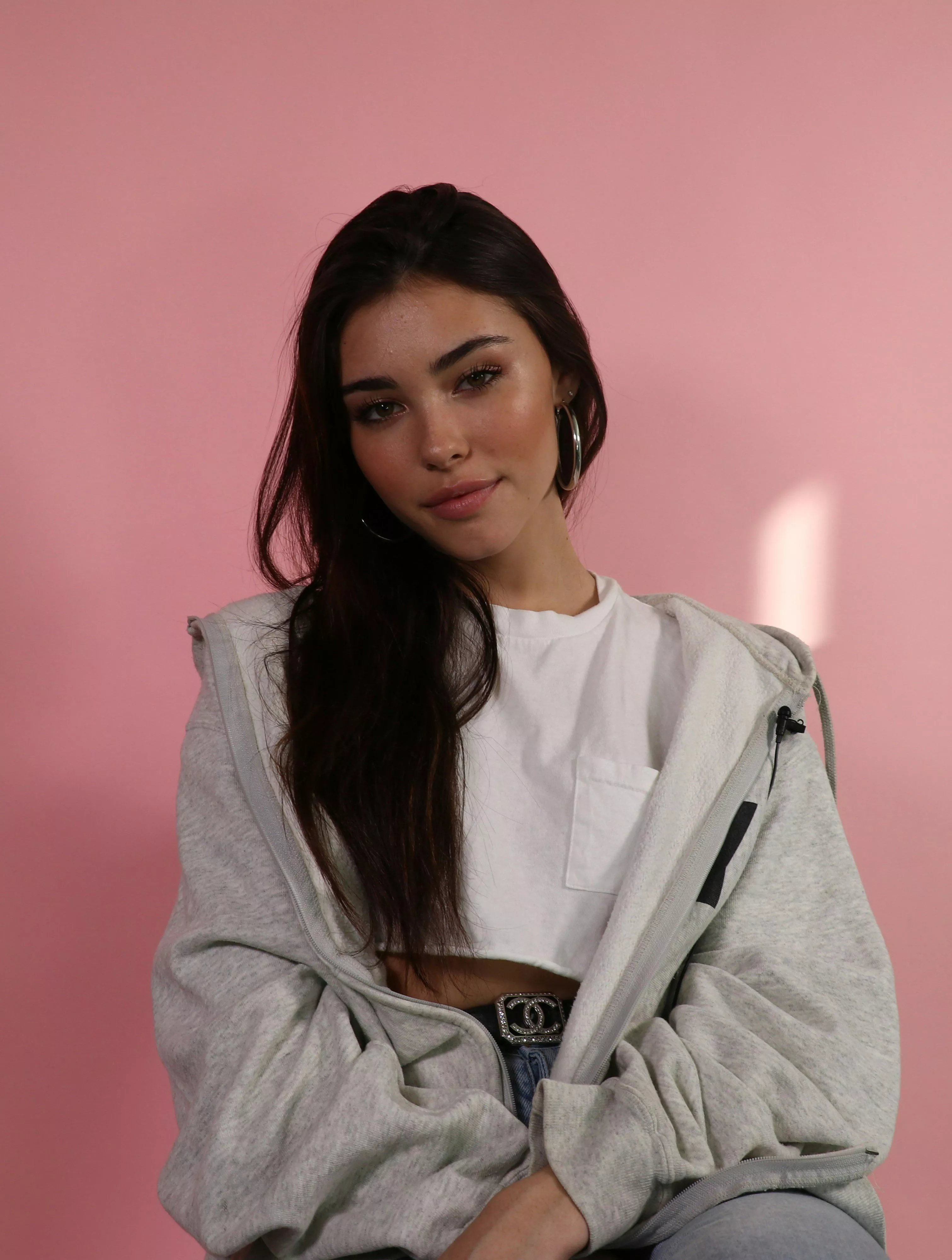 I love her and her  hoop earrings so much❤️