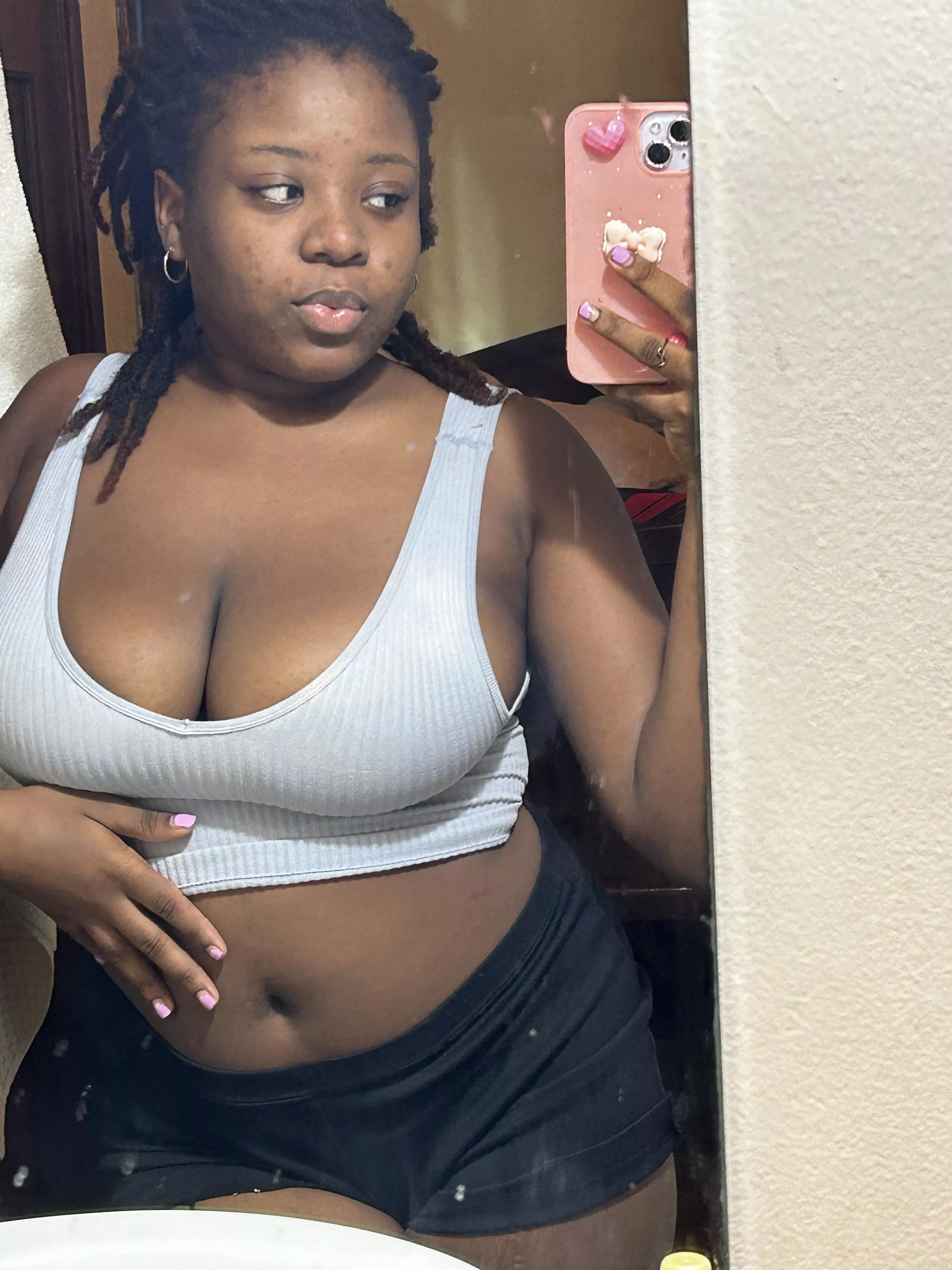 I woke up like this hot and ready to rob your wallets remember I always get what I want with just snapping my fingers😋