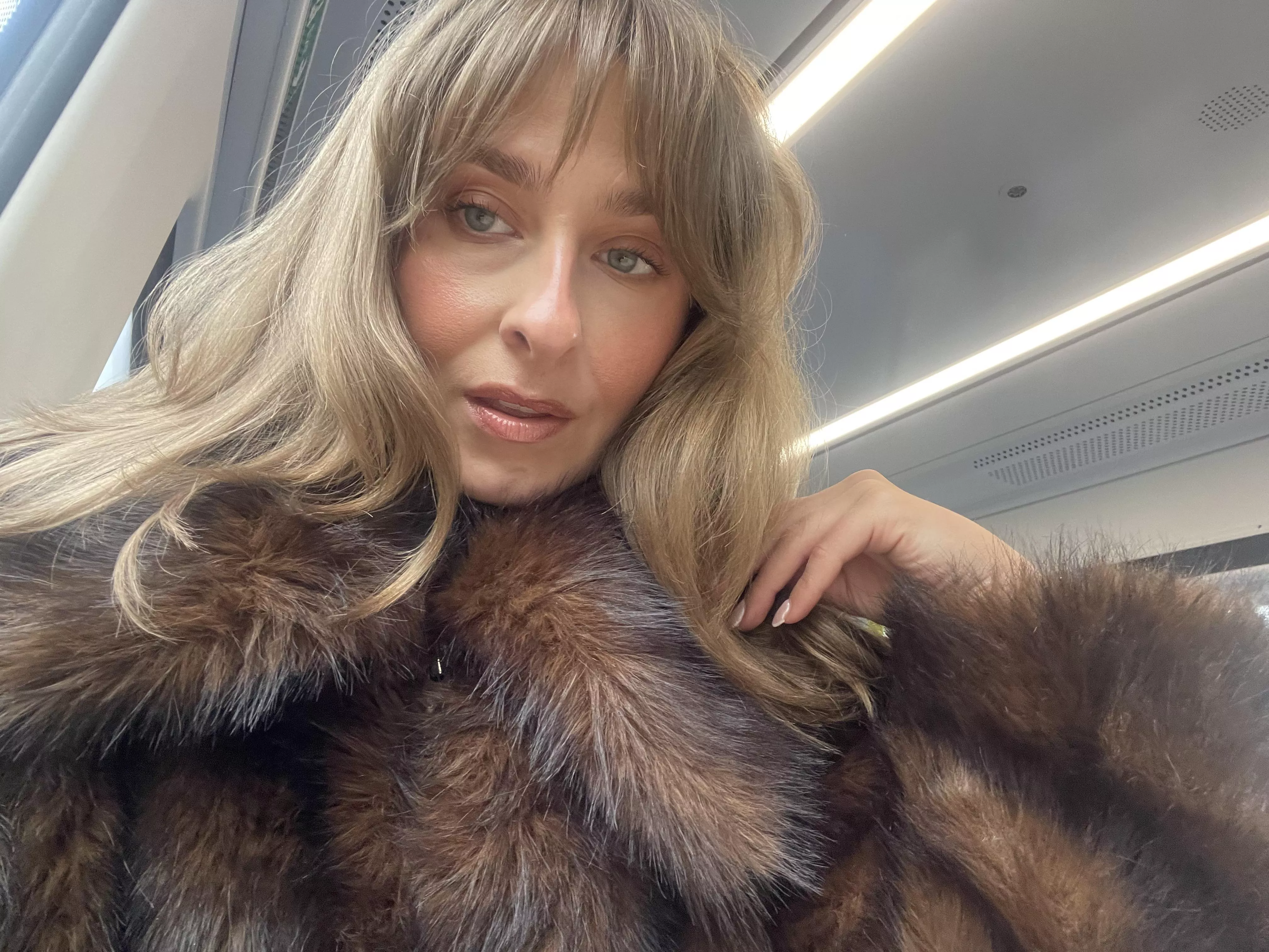 I’ll be spending my Sunday drinking wine, eating in beautiful restaurants and having the most gorgeous time with my best girlfriend 🖤