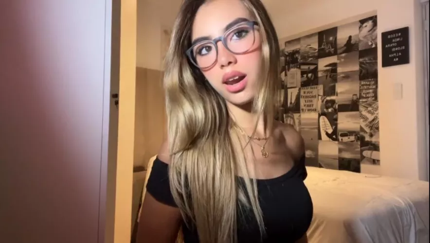 I’m 19 and Latina princess, and you’re just a broke little slut at my feet. Start sending