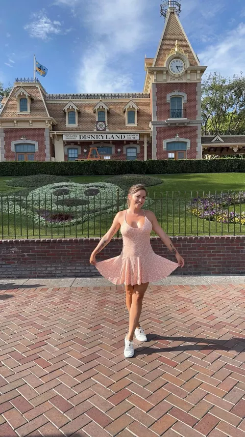 I’m at Disneyland for the first time as an adult! (Vs me bringing my kids and making it about them), and I’M HAVING SO MUCH FUN!!!😍 Be sure to check out my IG stories to get glimpses of my day!🥰 What about you? Are you a Disney fan or is it not
