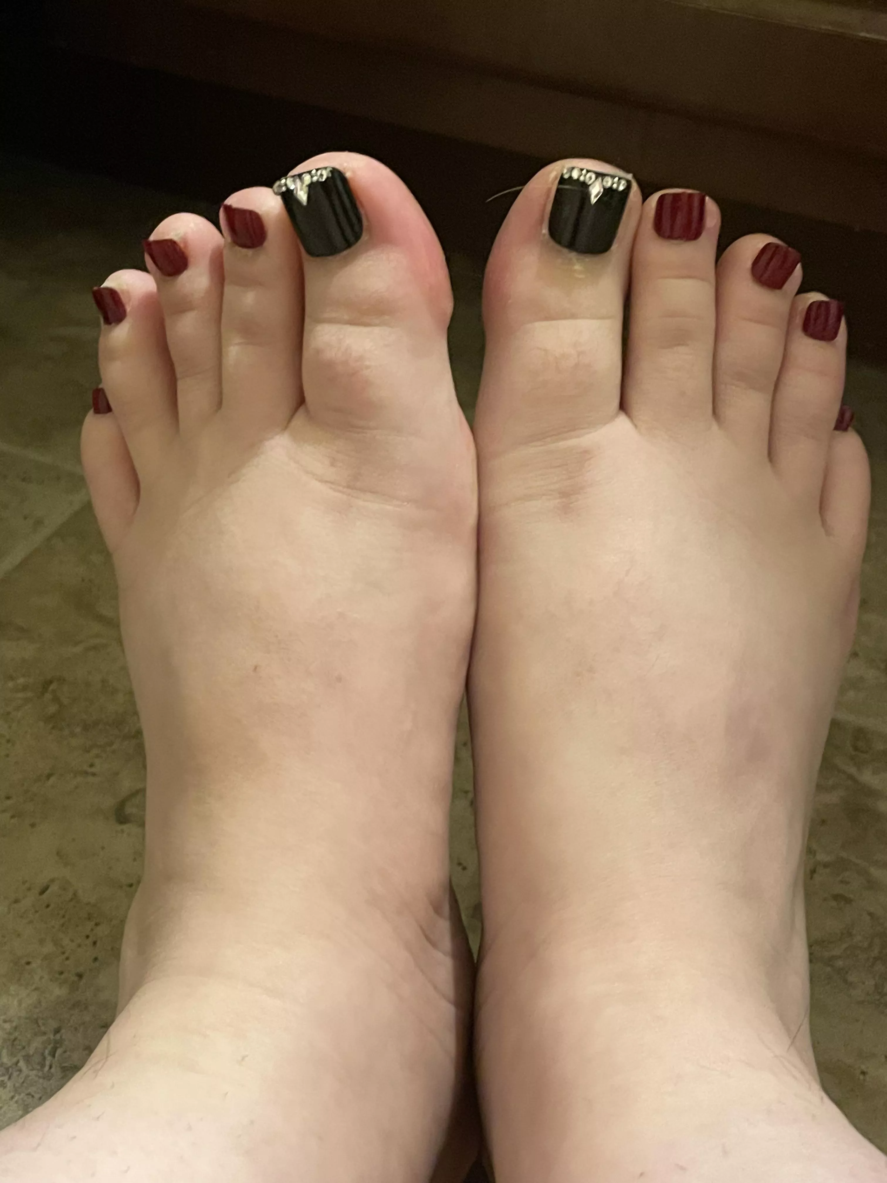 I’m back 🖤 I caught covid and fighting through it atm, I had time in bed to do my nails up and look at them : ) Size 10.5, big feet and gothic af [oc]