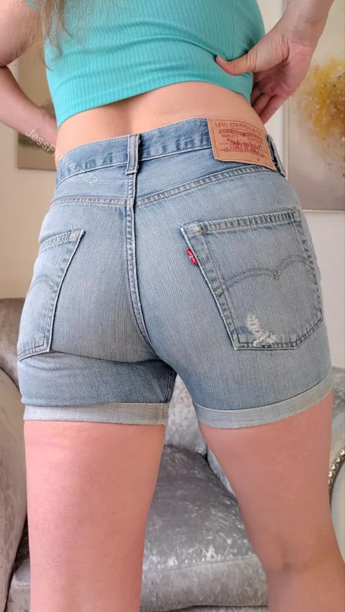 It's September but I'm not ready to stop wearing my Levi's shorts yet