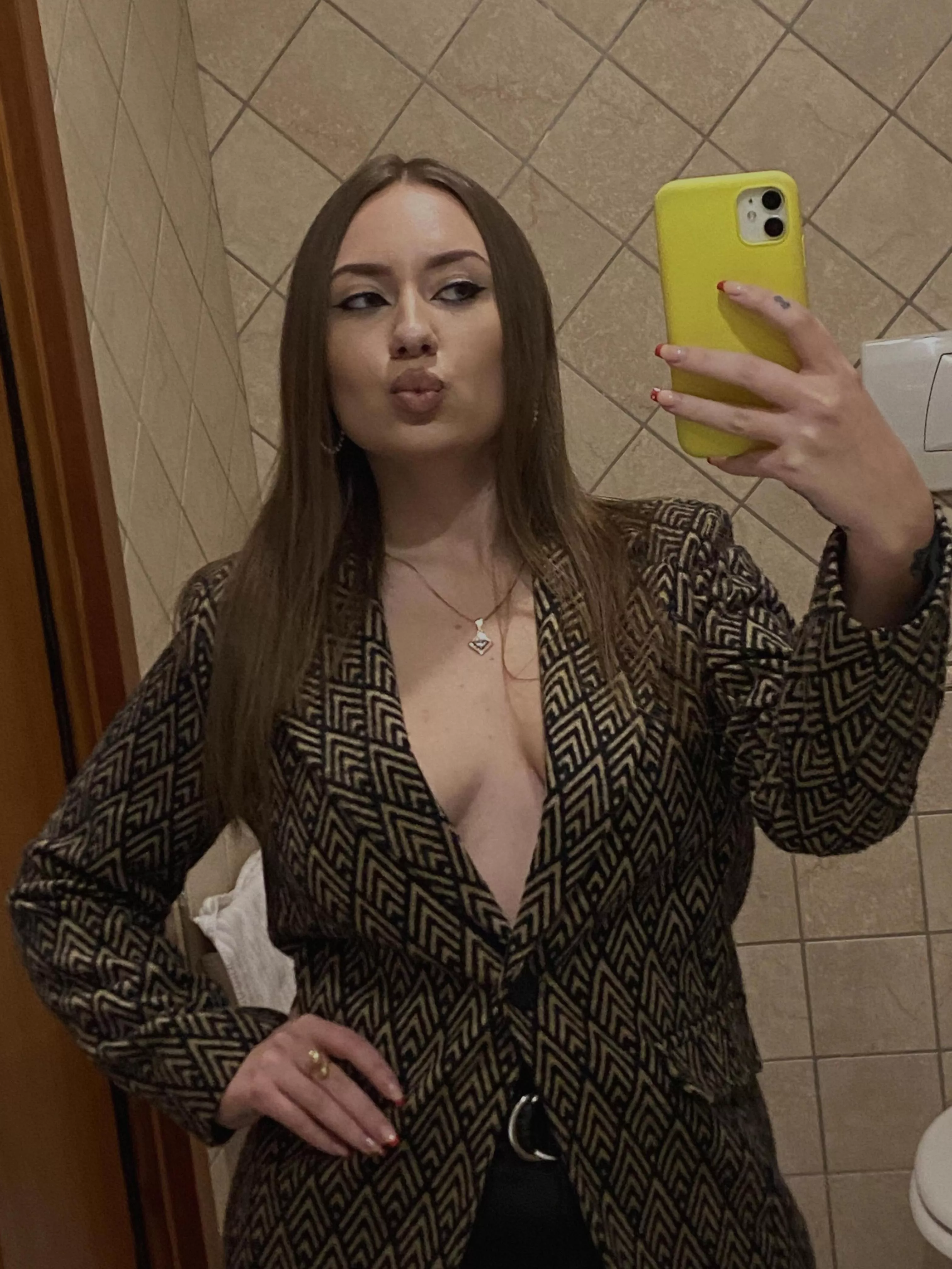 Join me on Facetime for Live Nudes & Dirty Talk!  snap: lvyjfq