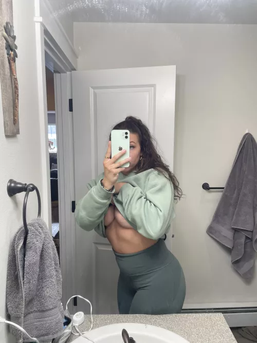 Just got back from the gym. Let’s shower 💋💦