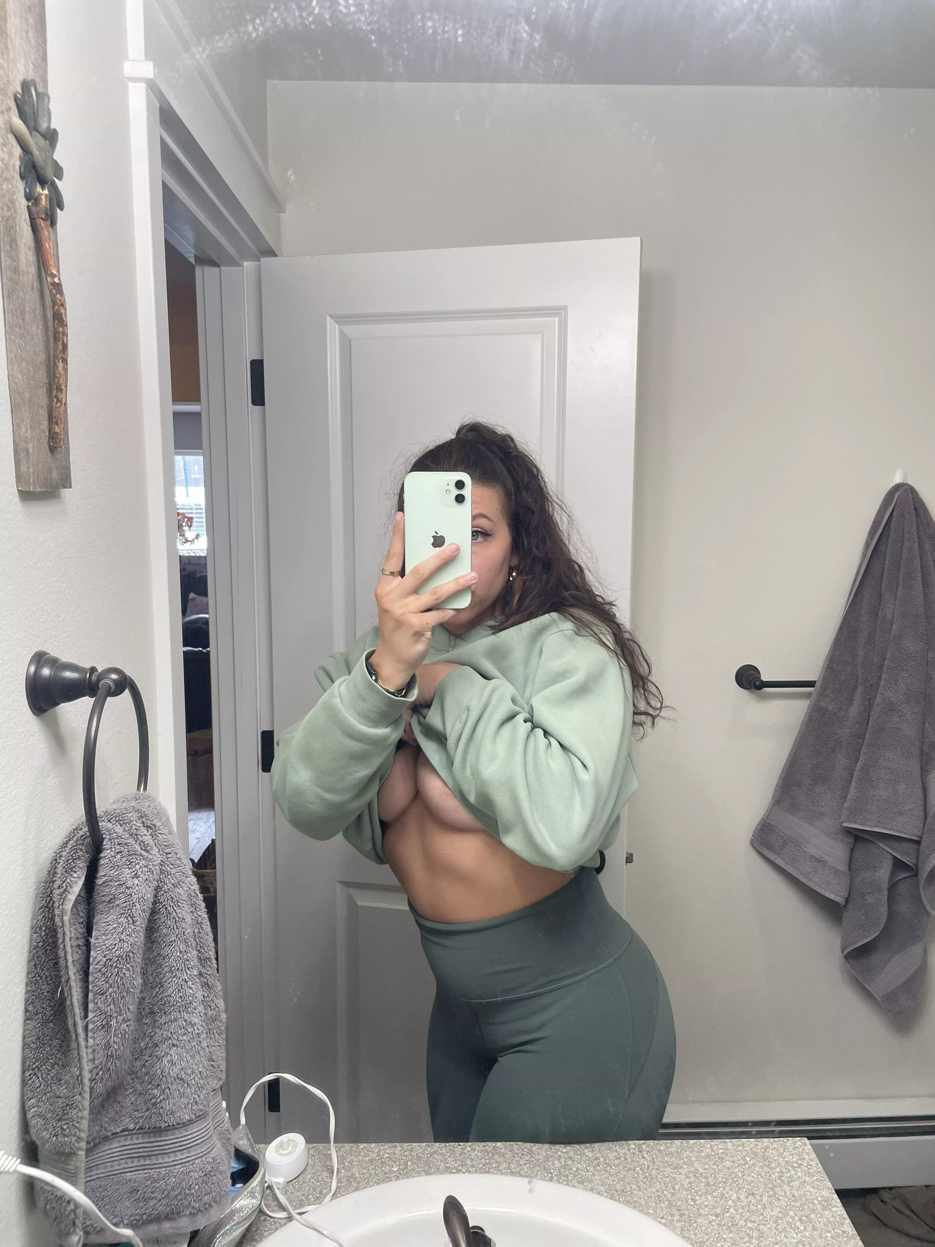 Just got back from the gym. Let’s shower 💋💦