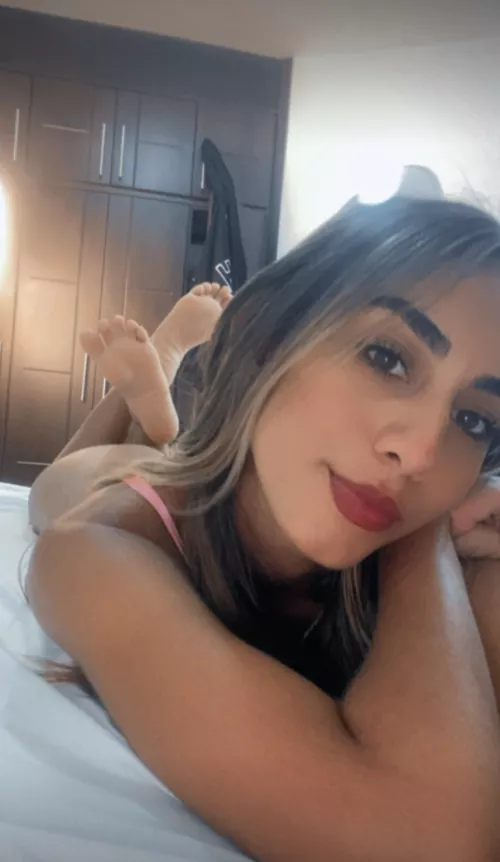 Just me on my bed, looking for some fun chats. Slide into my DMs, let’s vibe 😈💋