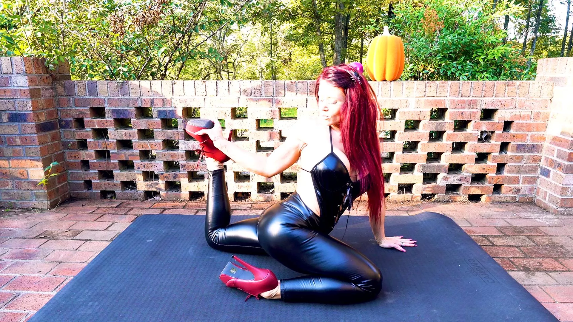 Lets get some Shiny tight leggings in 