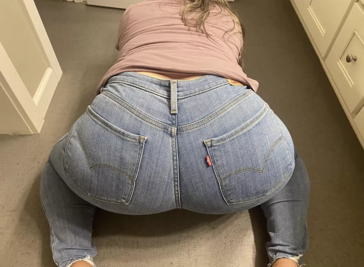 Levi’s make my 🍑 look good 😉