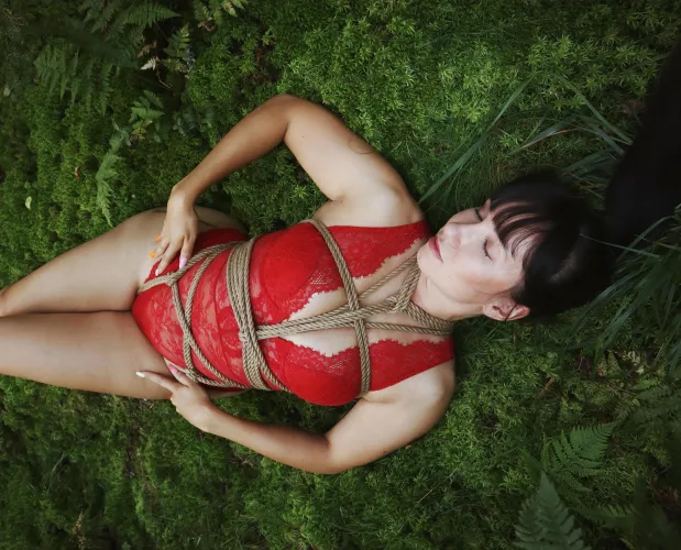 Like a little shibari-fairy in the forest. 💚