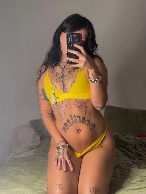 Lingerie jaune et cheveux noir.. Il manque quoi ? 🤭