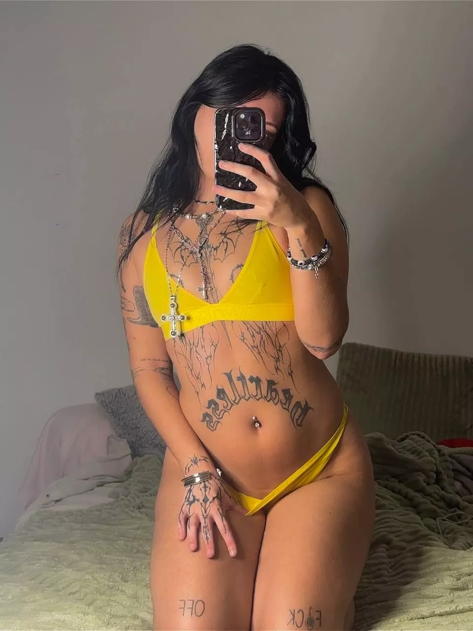 Lingerie jaune et cheveux noir.. Il manque quoi ? 🤭