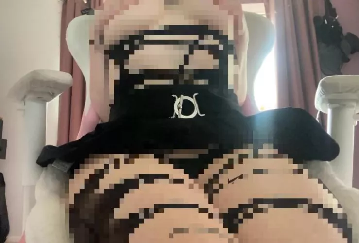 look at you gooning to this, how pathetic. 